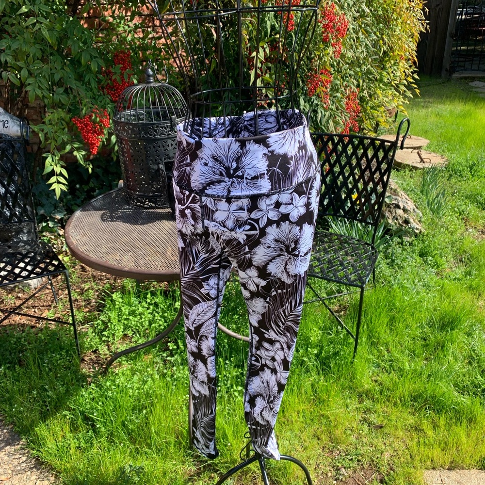Yoga pants , stretchy and stylish in a black on white tropical print - Picture 7 of 10